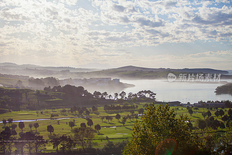 Mogro estuary。高尔夫球场Abra del Pas, Mogro, Cantabria